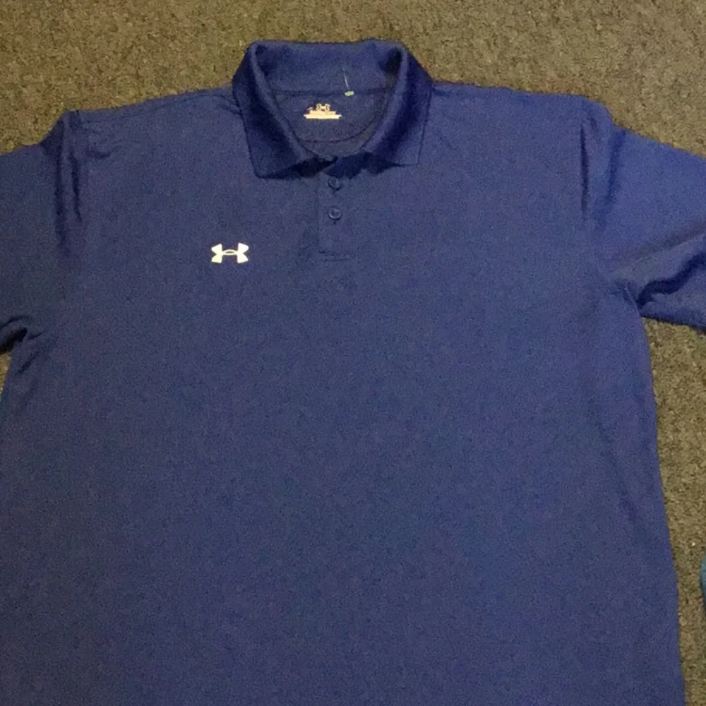 UNDER ARMOUR GOLF SHIRT.